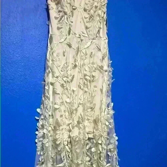 Xscape 3D Floral V-Neck Gown NWT Size 4 MSRP $298 - Picture 4 of 5